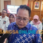 Pj Gubernur Jatim, Adhy Karyono, saat memberi keterangan ke awak media soal status HGB seluas 656 hektare di Kecamatan Sedati, Sidoarjo. Foto: DEVI FITRI AFRIYANTI/BANGSAONLINE