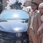 Salah satu pasangan pengantin saat berfoto di depan mobil Toyota Camry terbaru yang disediakan gratis oleh ASC Foundation.