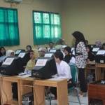 ADA YANG TAK LULUS. Suasana ujian tes CPNS di Tuban yang dimulai tadi pagi. foto : suwandi/bangsaonline.