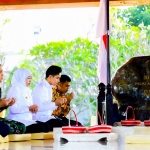 Gubernur Khofifah saat mendampingi Wapres Gibran dalam ziarah ke makam Sang Proklamator, Ir. Soekarno, di Kota Blitar.