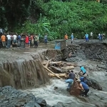 Banjir bandang yang menerjang Desa Krisik memutus sejumlah jembatan. Akibatnya, puluhan KK sempat terisolasi.