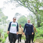 Gubernur Khofifah saat melakukan kunjungan kerja di  Pemandian Air Panas Tahura Raden Soerjo.
