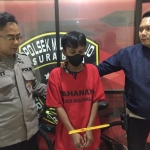 Pelaku saat diamankan di Polsek Mulyorejo