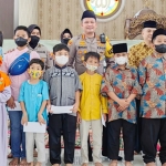 Kapolresta Malang Kota Kombes Pol Budi Hermanto foto bersama anak-anak yatim.