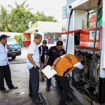 Petugas dari Disperdagin Kota Kediri saat mengecek salah satu pompa di SPBU. Foto: Ist