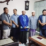 Nur Rozak (tengah, berbaju biru berkopyah putih) saat mediasi di Mapolsek Senori.