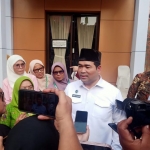 Tengku Syahdana saat memberi keterangan kepada awak media