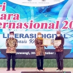 Gubernur Jawa Timur Khofifah Indar Parawansa membuka acara Hari Aksara Internasional di Banyuwangi.