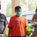 Pelaku penggelapan mobil Moch Faisol di Mapolsek sedati, diapit petugas dan Kapolsek Sedati Iptu Agnis Juwita Manurung (kanan).