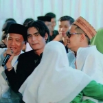 Charly Van Houten saat menyumbangkan sebuah lagu dalam tasyakuran Harlah ke-79 Muslimat NU di Pamekasan.