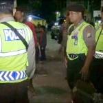 Petugas saat mengamankan pasangan yang terjaring razia do Jombang, Senin (13/6) dini hari.  foto: ROMZA/ BANGSAONLINE