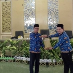 Bupati Pamekasan KH. Kholilurrahman saat menyerahkan SK CPNS secara simbolis di Pendopo Ronggosukowati.