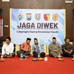Wakil Bupati Jombang, Salmanudin Yazid (tengah) saat menyapa warga desa di Kecamatan Diwek Jombang. (Ist)