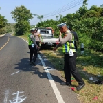 Anggota Gakkum Satlantas Polres Lamongan saat melakukan olah TKP