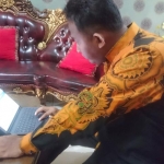 Wakil Bupati Sumenep, Achmad Fauzi, S.H. mengisi data pribadi untuk Sensus Penduduk 2020 di rumah dinasnya, Jl. Dr Cipto.