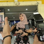 Anggota DPD RI asal Jawa Timur, Lia Istifhama atau yang akrab disapa Ning Lia, saat memberi keterangan ke awak media.