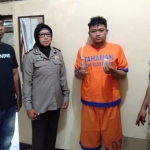 Tersangka Ahmad Afandi saat di Mapolsek Gedangan, Sidoarjo.