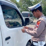 Anggota Satlantas Polres Sampang saat melaksanakan razia kendaraan di Kecamatan Torjun, Sampang.