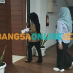 Fransiska Dyah Ayu Puspitasari saat menuju ruang Pidsus Kejari Gresik sebelum ditahan. Foto: SYUHUD/ BANGSAONLINE