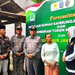 Gubernur Jawa Timur, Khofifah Indar Parawansa bersama Bupati Tulungagung, Maryoto Birowo, saat meresmikan program IRSR kepada 569 masyarakat Pra Sejahtera, Kamis (29/12/2022)