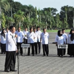 Bupati Sambari saat menghukum para ASN yang mangkir apel. foto: syuhud/ bangsaonline 