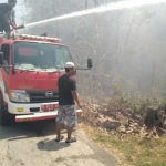 Tim Damkar Pamekasan saat memadamkan kebakaran hutan.