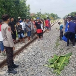 Petugas saat mengevakuasi korban tertabrak kereta api di Ngawi.