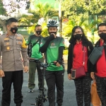Pengurus Yayasan BMC bersama anggota TNI-Polri saat bagi-bagi masker di sela gowes.