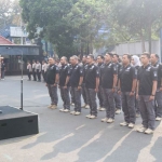 AKBP Asfuri, Kapolres Malang Kota, saat memimpin upacara kenaikan pangkat 16 anggota Polres Malang Kota dan Polsek di halaman Mapolres setempat, Senin (01/10). 