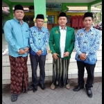 Dari kiri KH. Habibulloh, Sekcam, KH. Shonhaji dan Camat Rembang.