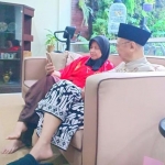 Ir KH Salahuddin Wahid (Gus Sholah) bersama istri tercintanya, Nyai Farida Salahuddin Wahid, duduk santai di teras rumahnya bagian dalam di Pesantren Tebuireng Jombang Jawa Timur. Foto: istimewa.