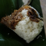 Nasi Krawu merupakan salah satu makanan khas Gresik yang enak dan legendaris. 