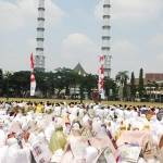 MINTA HUJAN. Warga Lamongan berkumpul di alun-alun meminta hujan dengan menggelar salat Istisqa