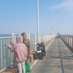 Petugas saat mencoba membujuk dan mengevakuasi LE