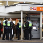 Polisi berjaga di stasiun Forrest Hill. foto: repro mirror.co.uk