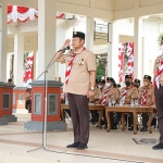 Bupati Lamongan, Yuhronur Efendi, saat menjadi pembina apel besar peringatan hari Pramuka yang ke-61.