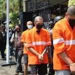 Tiga dari empat pelaku pengeroyokan saat digelandang ke Mapolresta Malang Kota.
