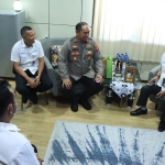 Administratur KPH Perhutani Ngawi Tulus Budyadi (kanan) disambut langsung oleh Kapolres Ngawi AKBP Dwiasi Wiyatputera (dua dari kanan) di ruang kerjanya. Foto: ZAINAL ABIDIN/ BANGSAONLINE