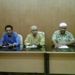 Ketua RMI NU Jatim Gus Reza (tengah) di PWNU Jatim, Selasa (24/6/2014).foto:nur faishal/BANGSAONLINE