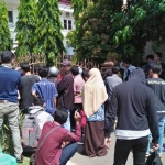 Ratusan warga menunggu antrean di depan kantor Kejari Tuban. foto: GUNAWAN W/BANGSAONLINE