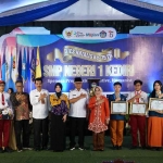 Vinanda Prameswati (berkerudung hitam) saat menghadiri Dies Natalies ke-75 SMPN 1 Kota Kediri. Foto: Ist