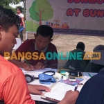 Salah satu pengunjung CFD di Kota Madiun saat periksa kesehatan. Foto: HENDRO SUHARTONO/BANGSAONLINE