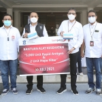 PT Bank Jatim Tbk dan Kantor Konsultan Pajak Tribus Maxima Solution secara simbolis menyerahkan bantuan Covid-19 kepada Wali Kota Surabaya Eri Cahyadi di Balai Kota Surabaya, Jumat (30/7/2021). (foto: ist)