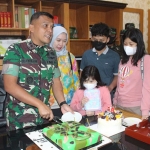 Dandim 0826/Pamekasan, Letkol Inf Ubaydillah, saat mendapatkan kejutan kue ulang tahun ke-42 dari istrinya.