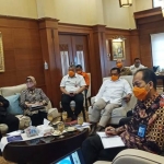  Sekdaprov Jatim, Heru Tjahjono bersama sejumlah kepala OPD mengikuti video conference di ruang kerja. foto: ist.