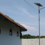 Lampu PJU yang menggunakan tenaga solar cell.
