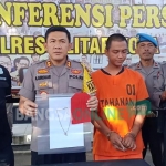 Kapolres Blitar Kota AKBP Adewira Negara Siregar memamerkan tersangka berikut barang bukti. foto: AKINA/ BANGSAONLINE