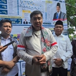 Menteri PKP Maruar Sirait (tengah) didampingi Bupati Bangkalan Lukmanul Hakim dan Wagub Jatim Emil Dardak saat memberi pernyataan ke awak media di Bangkalan