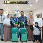 Pemimpin Redaksi HARIAN BANGSA, Nur Syaifuddin dan istrinya, Endang, sesaat menjelang berangkat umrah ke tanah suci di Bandara Internasional Juanda Sidaoarjo Surabaya, Senin (13/1/2025). Foto: bangsaonline