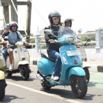 Wali Kota Kediri Vinanda Prameswati saat turut serta dalam Urban Touring Scooter bersama pecinta vespa lainnya. Foto: Ist.